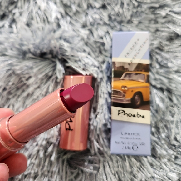 Makeup Revolution x Friends Satin Kiss Lipstick Phoebe - Picture 2 of 5